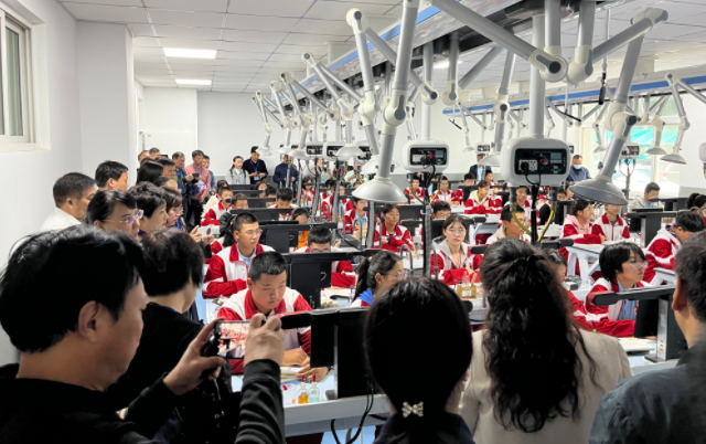 学生可动态复现真实场景实现物理环境与数字空间的虚实共生 学生可动态复现真实场景实现物理环境与数字空间的虚实共生