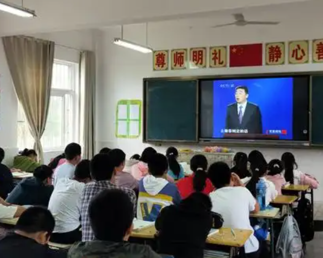 真正意义上可以全天候陪同学生的以相似教师的人物了解学生