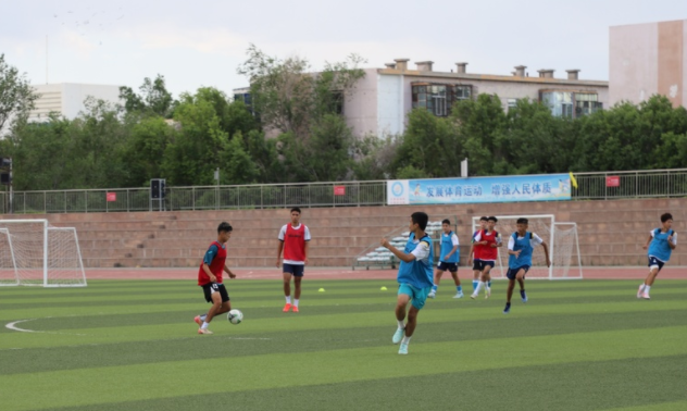 赛场跳动的身影学校操场上练习的孩子一起构成最生动的城市画卷 赛场跳动的身影学校操场上练习的孩子一起构成最生动的城市画卷