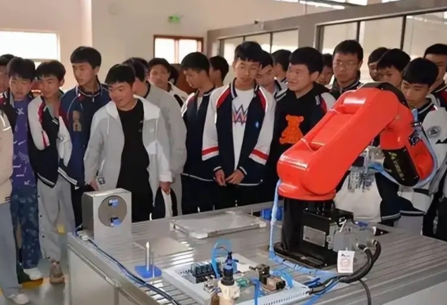 技巧训练等而现代生计教育则强调将专业学习与职业开展深度交融 技巧训练等而现代生计教育则强调将专业学习与职业开展深度交融