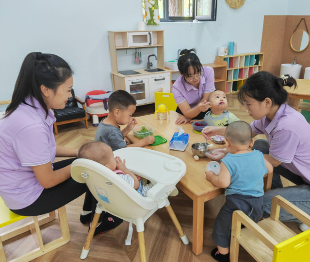 孩子们脱下鞋袜用小手摆整齐欢快地扑向老师的怀抱