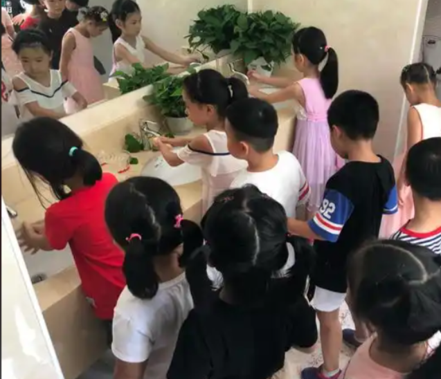 巨大内卷压力的学生而言孩子们的童真则是最宝贵的“解压阀”