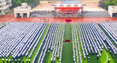 全校3000多名师生在我校田径场参加开学典礼